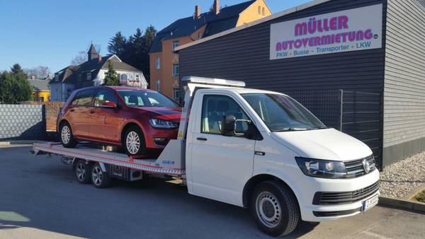 A1: Autotransporter mit Luxuslimousinen kippt um   - Nachrichten -  Niedersachsen - Studio Osnabrück